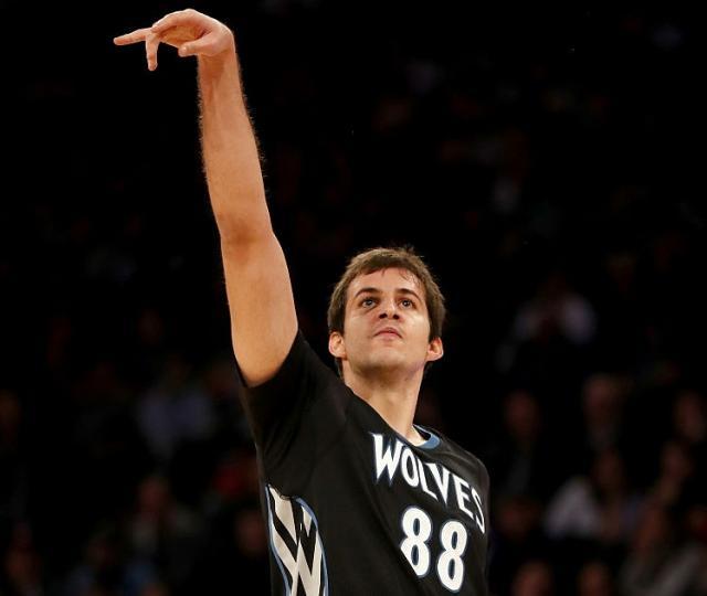 Bjelica ispod nivoa, Marjanoviæ ni na klupi