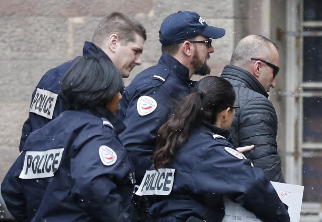 Haradinaj (R) is on Thursday rushed by French police officers into the courthouse (Tanjug/AP)