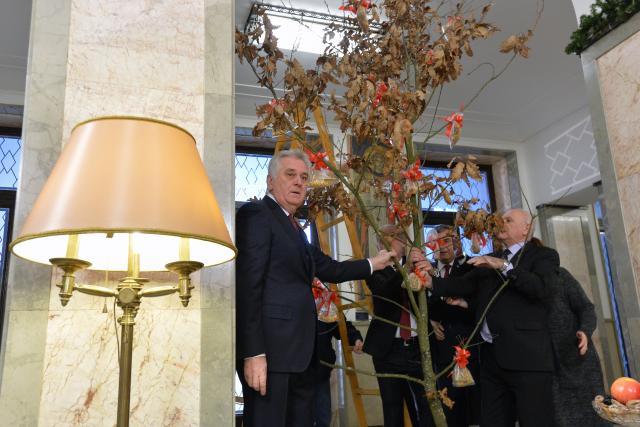 President takes part in Christmas ritual, talks about Kosovo