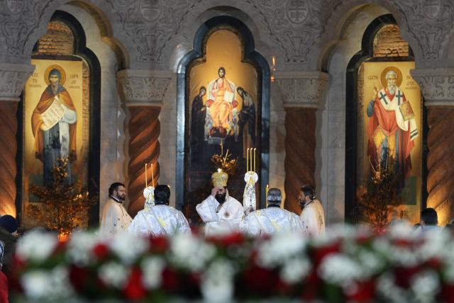 Veliki broj graðana na ponoænoj liturgiji u Hramu / FOTO