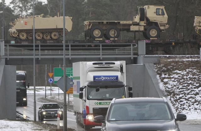 SAD gomilaju ratnu opremu u Evropi, Rusija: To je pretnja