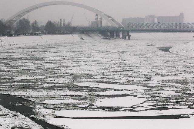 Probijena ledena barijera na Dunavu, osloboðen ledolomac