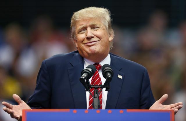 Nova šala na račun predsednika SAD: Tramp svira harmoniku