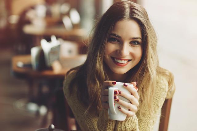 Zlatna jutarnja navika: Uspešne žene su kafu zamenile ovim, a to savetuju i vama