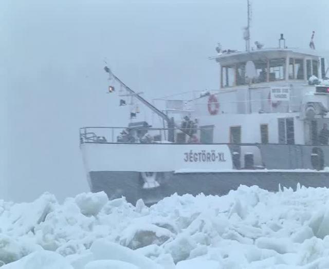 Watch icebreaker in action on frozen Danube in Serbia/VIDEO