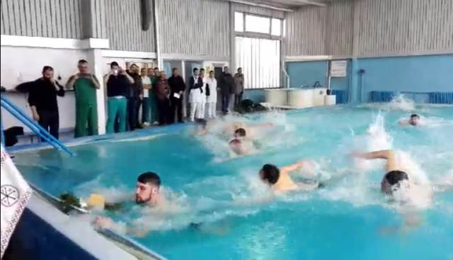 Prokupčani za časni krst plivali u bazenu VIDEO