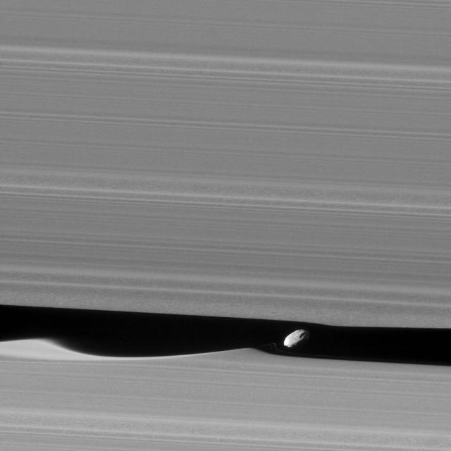 Fotografija drugog sveta: Saturnov mesec seèe njegove prstenove