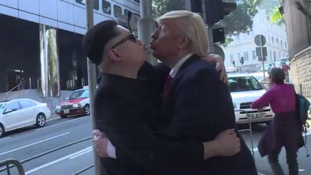 Sastali se "Tramp i Kim", pao i poljubac / VIDEO
