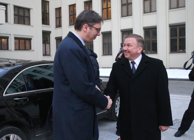 Kobyakov (R) welcomes Vucic in Minsk on Thursday (Tanjug)