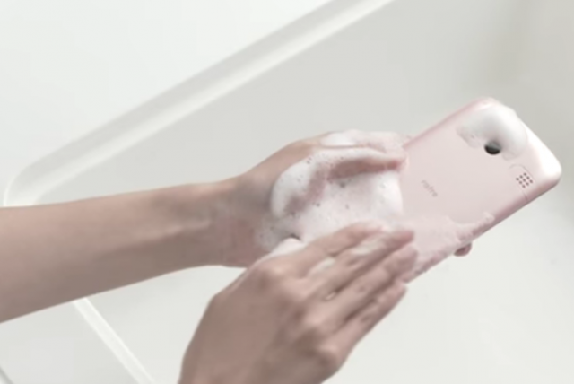 Ovaj japanski telefon možete prati sapunom (VIDEO)