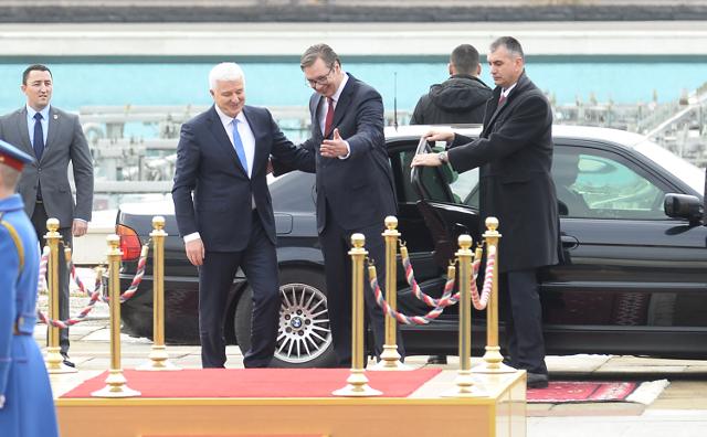 Montenegrin prime minister welcomed in Belgrade/PHOTOS