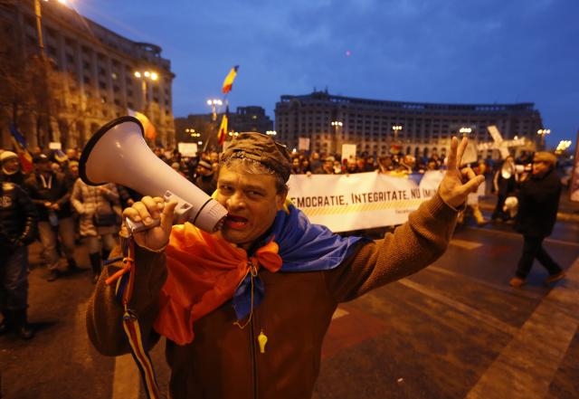 Narod pobedio u Rumuniji: Sporna uredba povuèena
