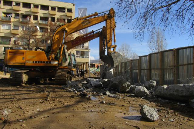 Wall that Pristina wanted removed demolished in northern KM