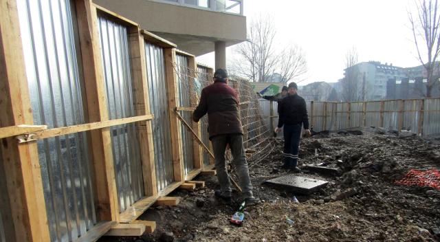 "Structure" is being built in K. Mitrovica to replace "wall"
