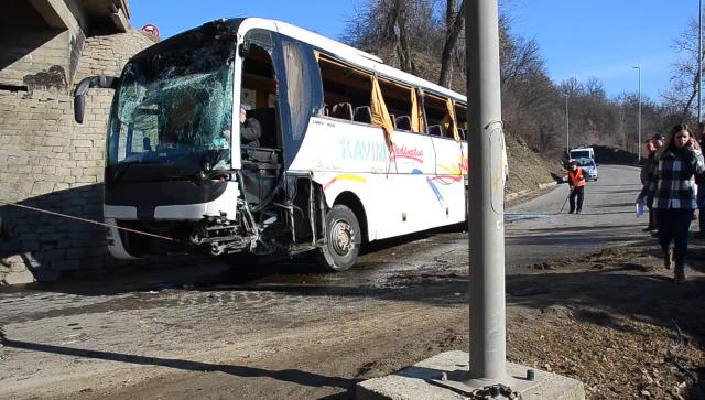 Autobus sa srpskim vojnicima sleteo u ponor od 15m / VIDEO