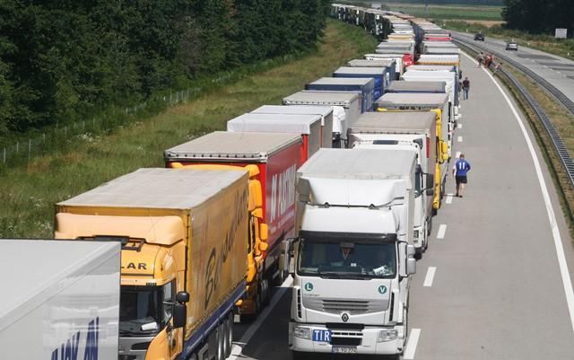 Kamioni dva sata èekaju na ulazak u Hrvatsku iz Srbije