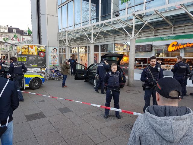 Nemaèka: Kolima pokosio pešake, imao nož, policija pucala