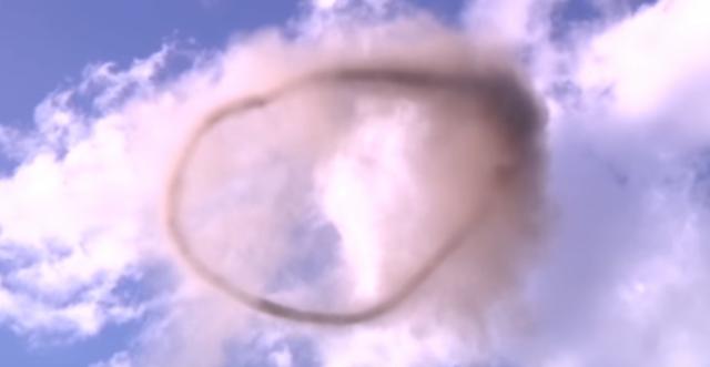 Crni oblak u obliku prstena na nebu posle tragedije (VIDEO)