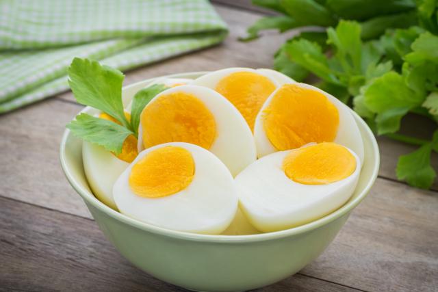 Isprobajte genijalan savet: Dodajte sodu bikarbonu dok kuvate jaja