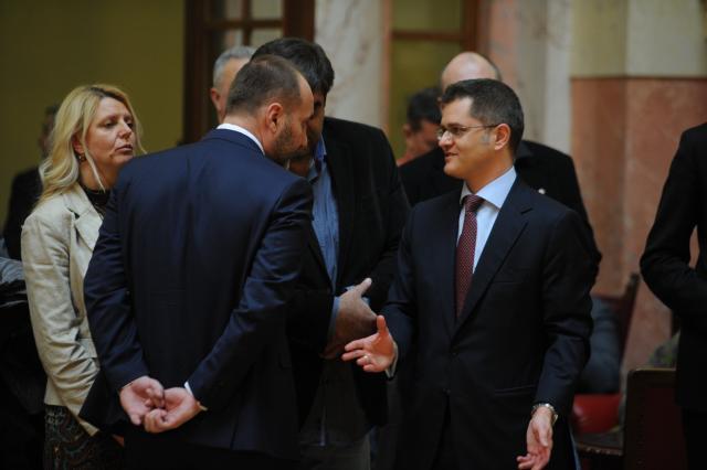 Vucic's opponents urge him to step down as prime minister