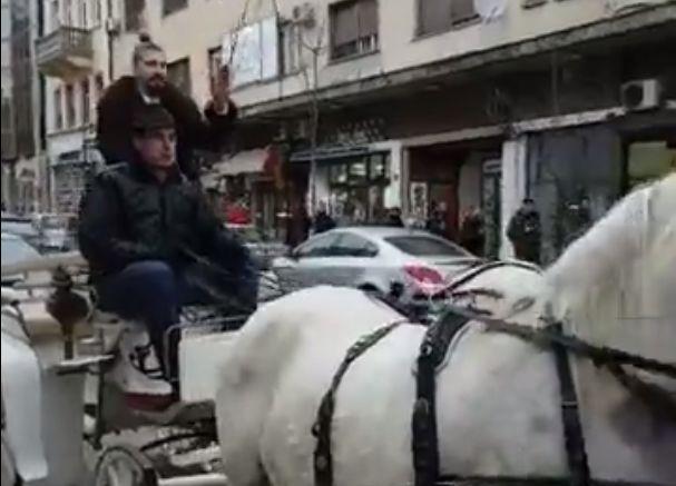 Beli na kočijama i uz trubače po Kragujevcu (VIDEO)