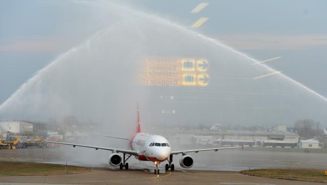 Water salute as first AtlasGlobal plane lands in Belgrade