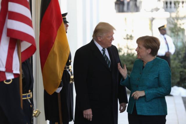 Tramp odbio da pruži ruku Merkelovoj VIDEO