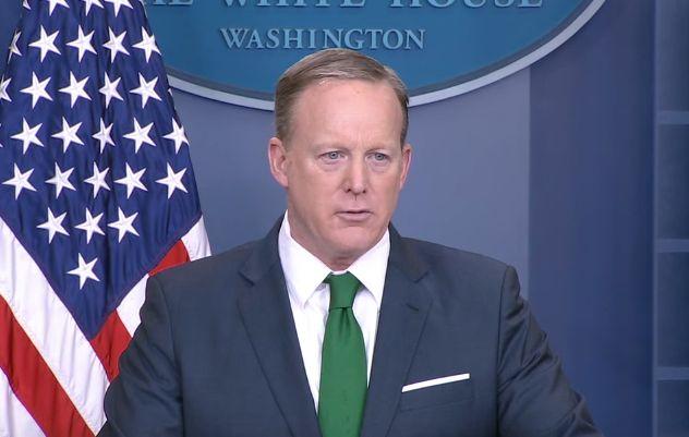 Sekretar Bele kuæe pokazao zašto ne treba nositi zelenu kravatu