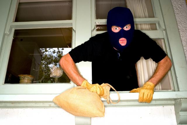 Francuski žandarmi našli lopova zaglavljenog u prozoru