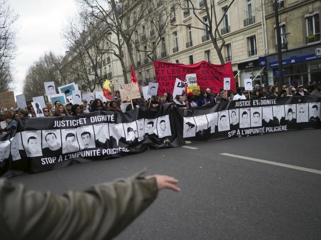 Sukobi u Parizu: Molotovljevi, suzavac, ima ranjenih