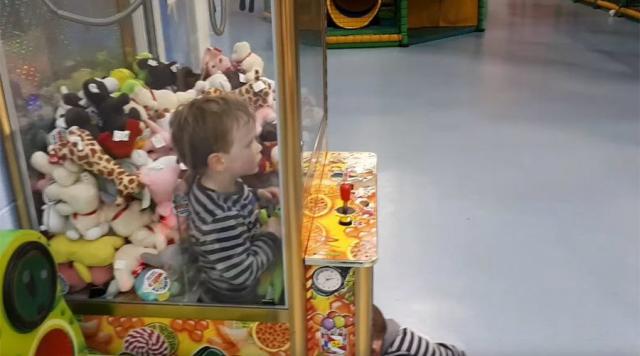 Dečak zarobljen u aparatu sa igračkama
