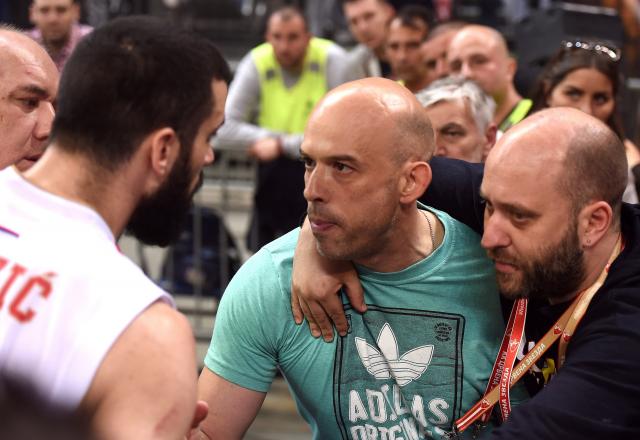 FOTO: Navijač ga psovao, Lazić ušao u raspravu