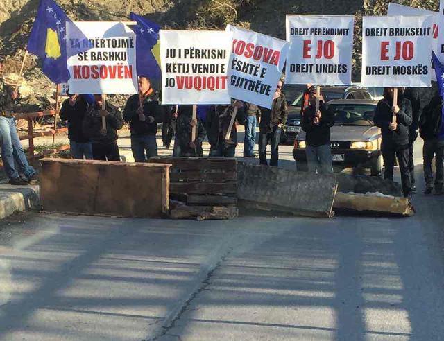 Buses carrying Vucic's supporters blocked, stoned in Kosovo