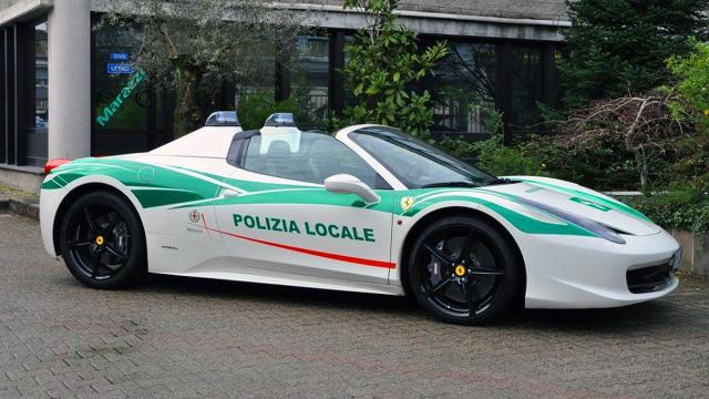 Zaplenjeni mafijaški Ferari pretvoren u policijski auto
