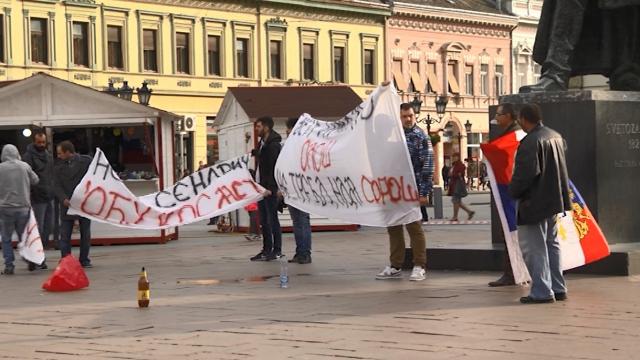 Osmoro ljudi na kontraprotestu u Novom Sadu / FOTO