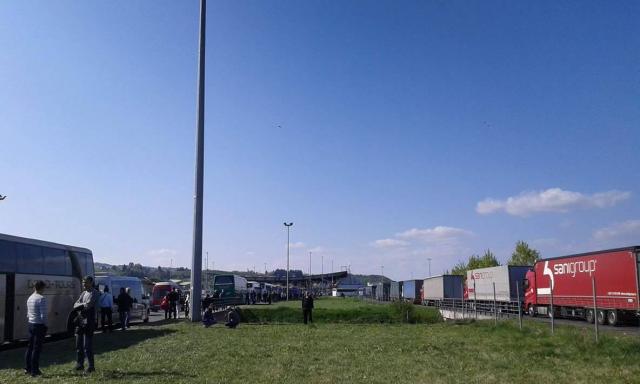 Kamioni satima èekaju na granici sa Hrvatskom