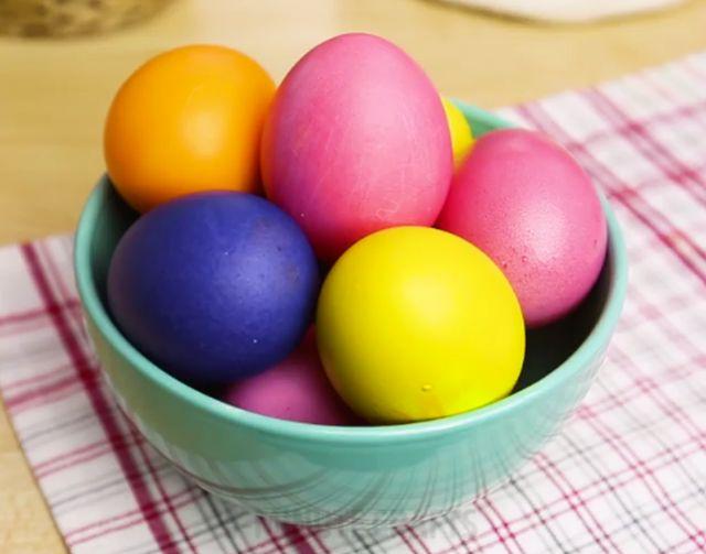 Kako ofarbati jaja na prirodan naèin? (VIDEO)