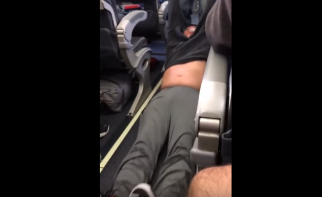Putnik nasilno izvučen iz prebukiranog aviona VIDEO