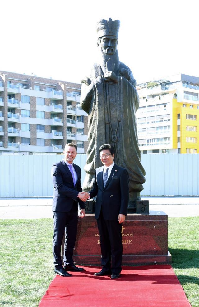 Monument to Confucius unveiled in Belgrade