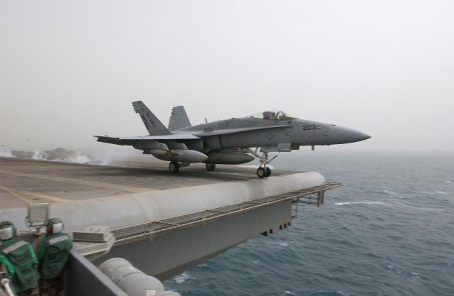 Nije uspeo da sleti na nosaè: Amerièki F-18 pao u more