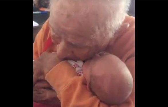 Da li je ovo najemotivniji video ikada? Susret 105-godišnjaka i bebe će vas raznežiti