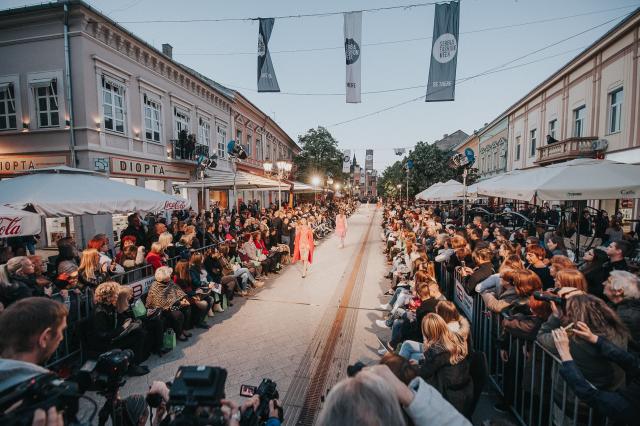 Počeo SFW: Centar Novog Sada je sinoć bio najduža modna pista u Evropi