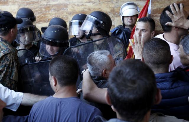Haos u Skoplju: Policija i metalne barikade, 45 povređenih