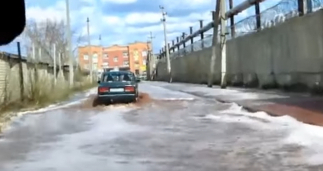 Poplava s mirisom jagode: Kad voæni sok ugrozi saobraæaj (VIDEO)