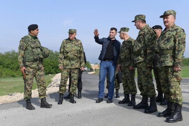 Defense minister tours southern border with Macedonia