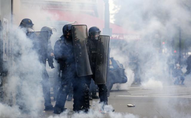 Protesti u Parizu posle pobede Makrona, 141 osoba uhapšena