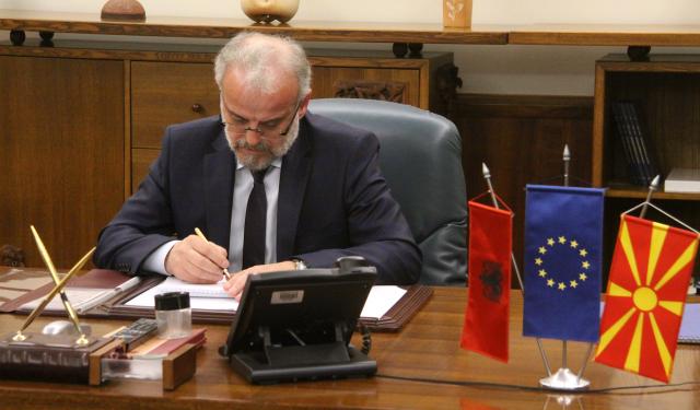 Džaferi uneo u kabinet i zastavice Albanije FOTO/VIDEO