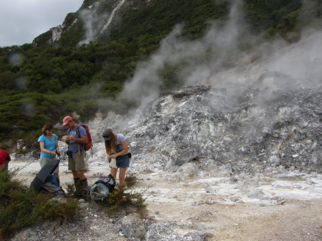 Martin, Kejti i Tara skupljaju uzorke gejzirita na Novom Zelandu (Foto: Kathy Campbell)