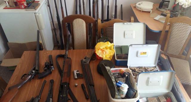 Hapšenje u Boru: Puške, pištolji, bombe, meci, droga FOTO