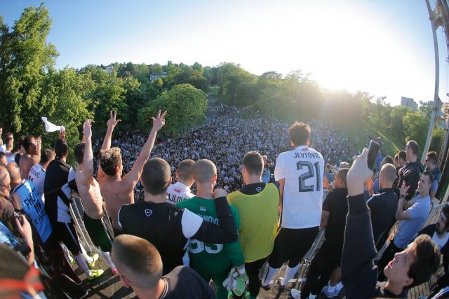 Slavlje crno-belih, i KK Partizan ispred stadiona